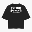 Camiseta com estampa frontal de "IRON DISCIPLINE" em estilo metálico e estampa traseira de "TREINO NÃO MENTE" em letras grandes, acompanhada por "IRON DISCIPLINE".
