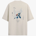 Camiseta com estampa frontal de chama e gelo entrelaçados e estampa traseira de personagem em ação com fundo dinâmico, texto e símbolos decorativos.