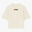 Camiseta com estampa frontal de texto estilizado "KAGE" ao lado de símbolo oriental e estampa traseira de personagem em pose dinâmica com texto japonês.