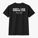 Camiseta com estampa frontal de lettering "SPORTY & RICH" e estampa traseira de "SPORTY & RICH RUNNING CLUB" acompanhada de "Rowher Club" abaixo.