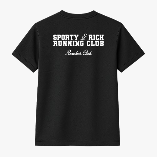 Camiseta com estampa frontal de lettering "SPORTY & RICH" e estampa traseira de "SPORTY & RICH RUNNING CLUB" acompanhada de "Rowher Club" abaixo.