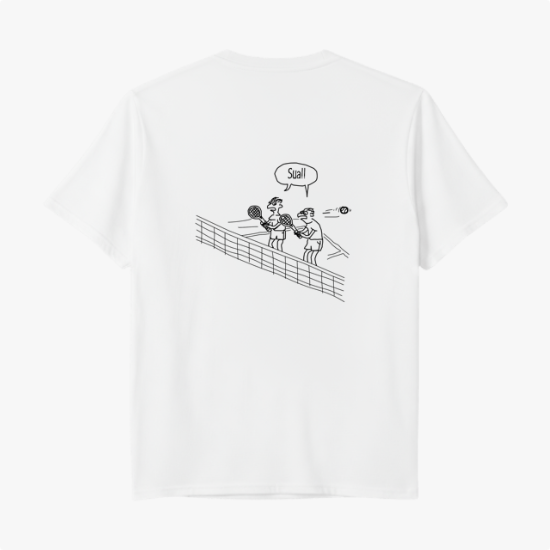 Camiseta com estampa frontal de texto estilizado "10nis" e estampa traseira de ilustração de duas pessoas jogando tênis com fala "Sque!" em quadrinho.