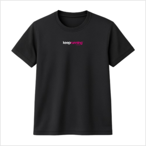 Camiseta com estampa frontal de logotipo estilizado com a frase "keep running", apresentando um design tipográfico moderno e minimalista.