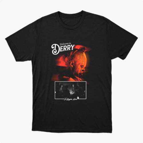 Camiseta com estampa frontal de uma figura teatral com cabeça de palhaço iluminada, texto "Welcome to Derry" e cena inferior de três músicos com texto "A Deeper Love".