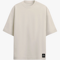 Camiseta com estampa frontal de pequeno logotipo circular minimalista no canto inferior e estampa traseira de bandeira estilizada com efeito respingos.