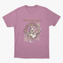 Camiseta com estampa frontal de personagem em estilo mangá, com chapéu de bruxa e elementos místicos circulares, acompanhados de texto estilizado.