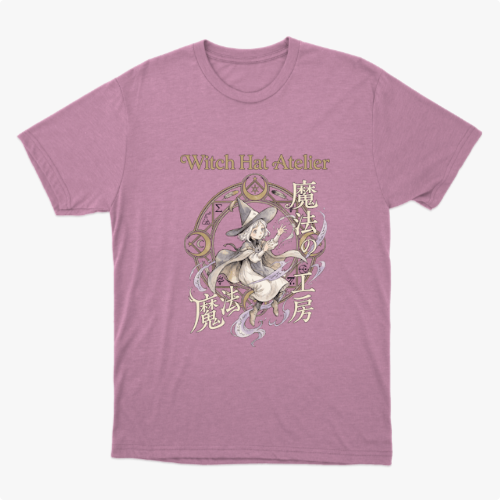 Camiseta com estampa frontal de personagem em estilo mangá, com chapéu de bruxa e elementos místicos circulares, acompanhados de texto estilizado.