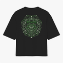 Camiseta com estampa frontal de texto estilizado "Pantano 3000" simulando rachaduras e estampa traseira de figura geométrica complexa com rosto demoníaco.
