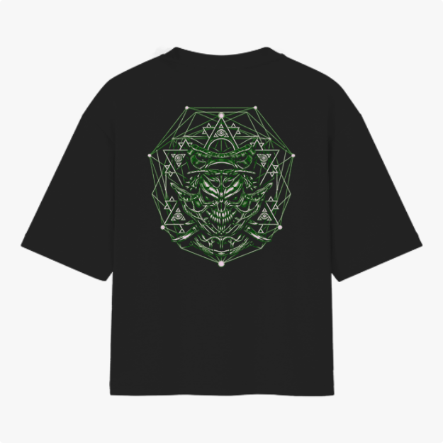 Camiseta com estampa frontal de texto estilizado "Pantano 3000" simulando rachaduras e estampa traseira de figura geométrica complexa com rosto demoníaco.