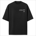 Camiseta com estampa frontal de texto estilizado "LIZZIE CORP." e símbolo de estrela, e estampa traseira de texto "LIZZIE CORP." entre estrelas de tamanhos variados.