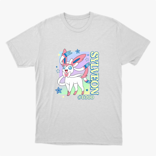 Camiseta com estampa frontal de personagem com fitas, estrelas ao redor, texto vertical "SYLVEON" e "#0700".