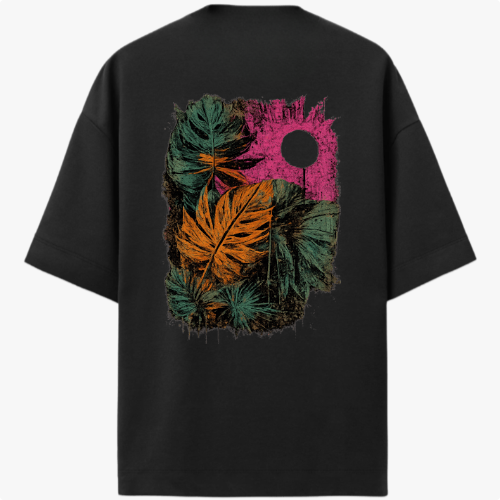 Camiseta com estampa frontal de pequeno logotipo minimalista e estampa traseira de folhas tropicais em diversas cores e círculo texturizado.