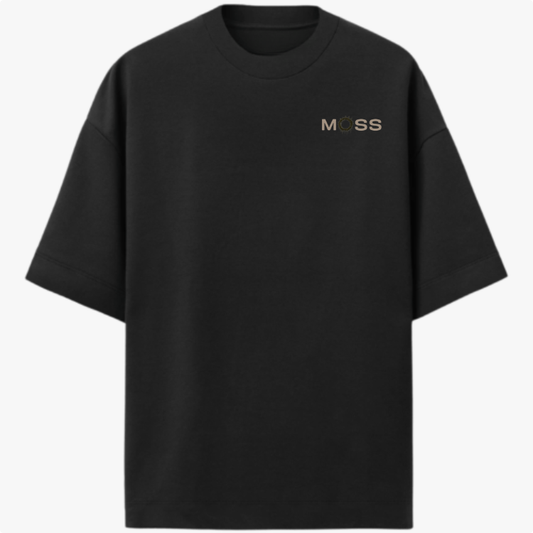 Camiseta com estampa frontal de palavra "MOSS" estilizada com um círculo espinhoso e estampa traseira de círculo com detalhes texturizados escorrendo.