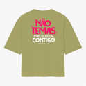 Camiseta com estampa frontal de texto estilizado "NÃO TEMAS, POIS EU ESTOU CONTIGO" e estampa traseira de mesma frase em destaque no centro.