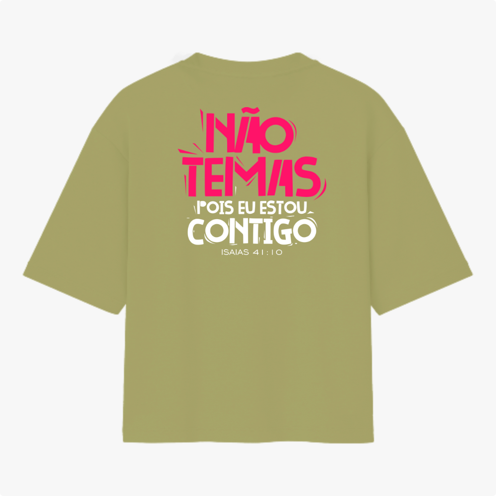 Camiseta com estampa frontal de texto estilizado "NÃO TEMAS, POIS EU ESTOU CONTIGO" e estampa traseira de mesma frase em destaque no centro.