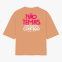 Camiseta com estampa frontal de texto estilizado "NÃO TEMAS, POIS EU ESTOU CONTIGO" e estampa traseira de mesma frase em destaque no centro.