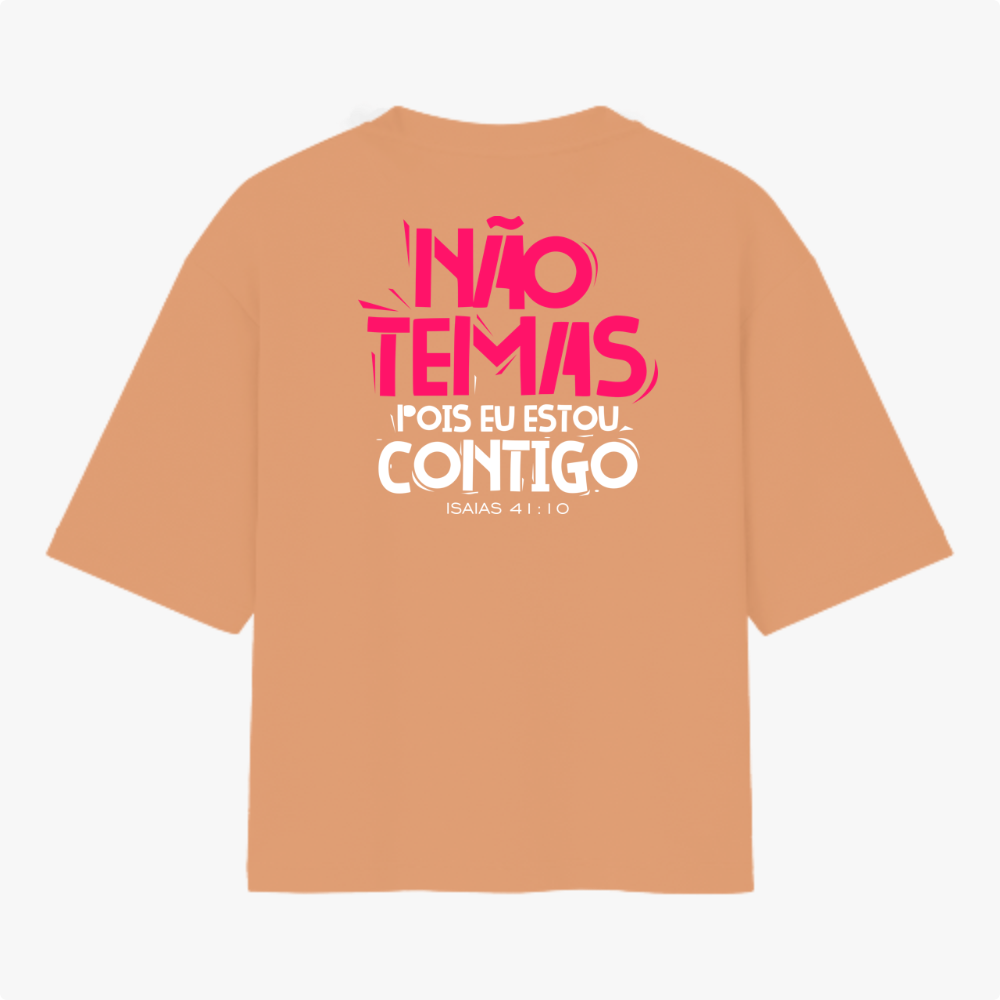 Camiseta com estampa frontal de texto estilizado "NÃO TEMAS, POIS EU ESTOU CONTIGO" e estampa traseira de mesma frase em destaque no centro.