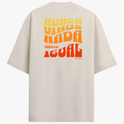 Camiseta com estampa frontal de texto "MIRACLES I BELIEVE" em fonte estilizada e traseira de texto "NUNCA VIMOS NADA IGUAL" com variação de cores e tamanhos.