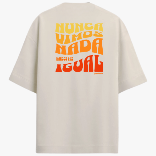 Camiseta com estampa frontal de texto "MIRACLES I BELIEVE" em fonte estilizada e traseira de texto "NUNCA VIMOS NADA IGUAL" com variação de cores e tamanhos.