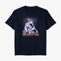 Camiseta com estampa frontal de astronauta como DJ em uma mesa de som, com nome escrito abaixo e elementos gráficos de raios atrás.