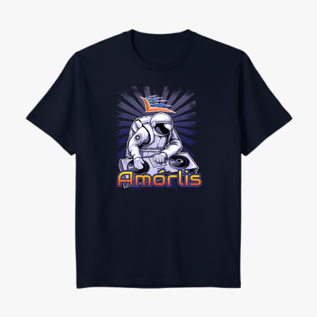 Camiseta com estampa frontal de astronauta como DJ em uma mesa de som, com nome escrito abaixo e elementos gráficos de raios atrás.