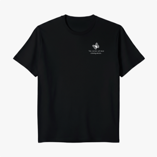 Camiseta com estampa frontal de uma borboleta detalhada acima da frase inspiradora "This world we made coming undone...".