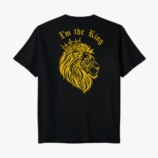 Camiseta com estampa frontal de um pequeno emblema e estampa traseira de um leão com coroa e texto "I'm the King".