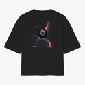 Camiseta com estampa frontal de números estilizados "323" e estampa traseira de design abstrato com esfera central rodeada por textos verticais e curvas coloridas.