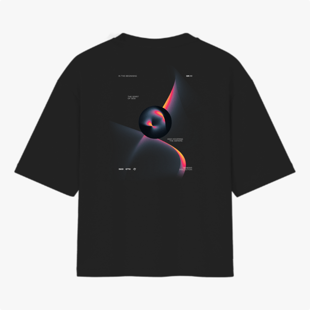 Camiseta com estampa frontal de números estilizados "323" e estampa traseira de design abstrato com esfera central rodeada por textos verticais e curvas coloridas.