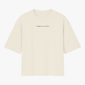 Camiseta com estampa frontal de texto "YAMA JIU JITSU" em letras pequenas e estampa traseira de caracteres japoneses grandes com flores estilizadas.