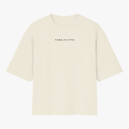 Camiseta com estampa frontal de texto "YAMA JIU JITSU" em letras pequenas e estampa traseira de caracteres japoneses grandes com flores estilizadas.