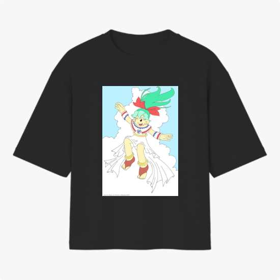 Camiseta com estampa frontal de personagem animado de cabelo verde e fita vermelha, flutuando em pose alegre sobre nuvens com fundo azul claro.