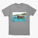 Camiseta com estampa frontal de cena litorânea com pessoas e jipe sobre balsa em rio, e estampa traseira de texto "Barra do Rio" com sol e palmeiras.