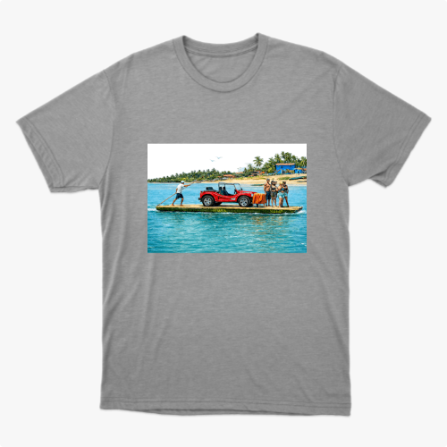 Camiseta com estampa frontal de cena litorânea com pessoas e jipe sobre balsa em rio, e estampa traseira de texto "Barra do Rio" com sol e palmeiras.