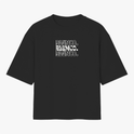 Camiseta com estampa frontal de três repetições da palavra "CÓSMICO" em alinhamento vertical, utilizando um contorno detalhado.