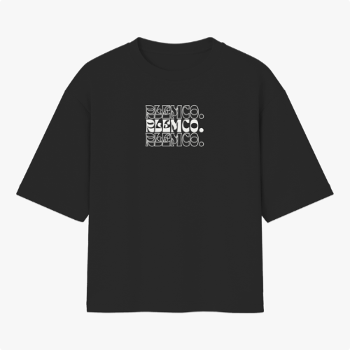 Camiseta com estampa frontal de três repetições da palavra "CÓSMICO" em alinhamento vertical, utilizando um contorno detalhado.