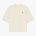 Camiseta com estampa frontal de personagem relaxado e estampa traseira de frase "Aprendiz em tudo, especialista em nada" com instrumentos e computador.