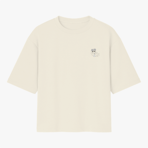 Camiseta com estampa frontal de personagem relaxado e estampa traseira de frase "Aprendiz em tudo, especialista em nada" com instrumentos e computador.