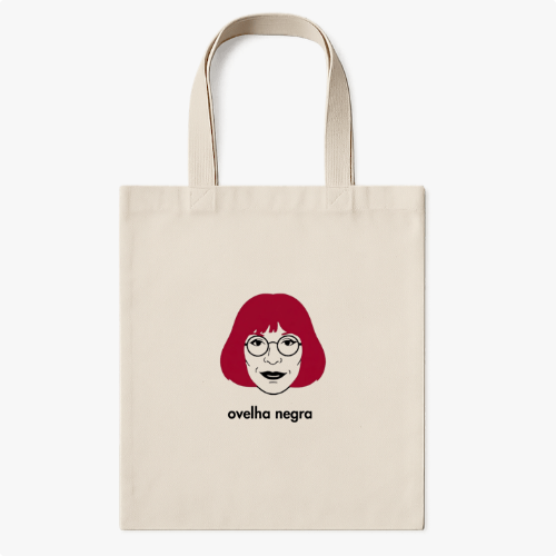 Ecobag com estampa frontal de rosto desenhado com cabelos curtos e óculos, acompanhada das palavras "ovelha negra" logo abaixo.