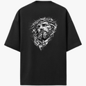 Camiseta com estampa frontal de texto "LUNOVA" acompanhado de uma cruz discreta e estampa traseira de rosto rodeado por uma coroa de espinhos detalhada.