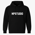 Moletom com estampa frontal de "NPSTUDIO" em letras grandes e estilizadas, centralizadas no peito, destacando-se de forma marcante.