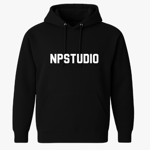 Moletom com estampa frontal de "NPSTUDIO" em letras grandes e estilizadas, centralizadas no peito, destacando-se de forma marcante.