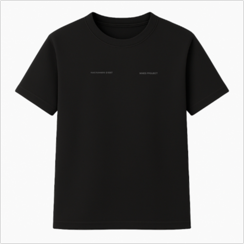 Camiseta com estampa frontal de texto pequeno "FAKE RUNNERS ©1997 NAMES PROJECT" e estampa traseira de texto grande "FAKE RUNNERS 2000's TRACK CLUB MEMBERS ONLY ©1997".