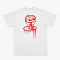 Camiseta com estampa frontal de "No Mercy Club" em fonte estilizada com detalhes escorridos e estampa traseira de cobra com capuz e cauda também escorrendo.