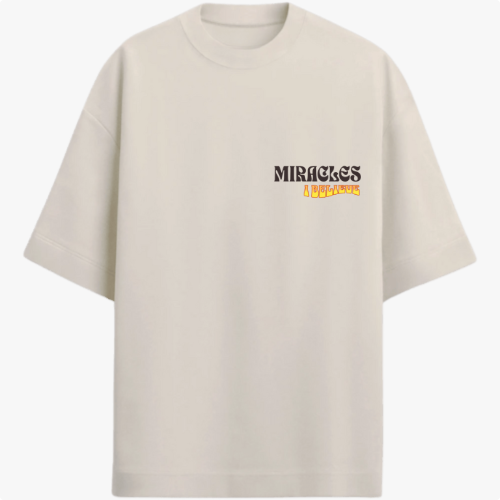 Camiseta com estampa frontal de texto "MIRACLES I BELIEVE" em fonte estilizada e traseira de texto "NUNCA VIMOS NADA IGUAL" com variação de cores e tamanhos.