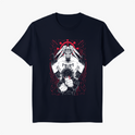 Camiseta com estampa frontal de personagens estilizados de quadrinhos, destacando figuras em poses dinâmicas sob fundo com detalhes arrojados.