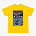 Camiseta com estampa frontal de letras estilizadas com efeito de estrela e estampa traseira de rosto detalhado em estilo ilustração com adornos.