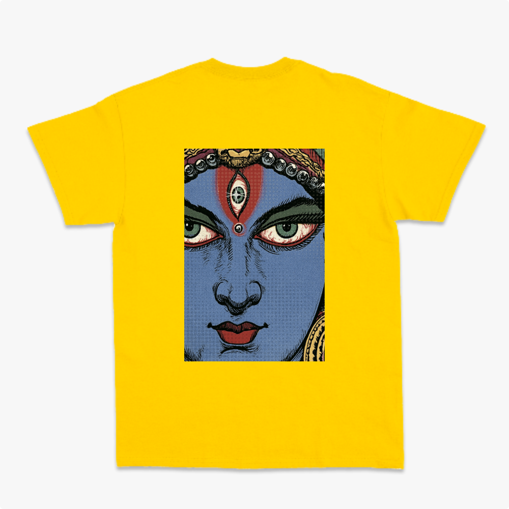 Camiseta com estampa frontal de letras estilizadas com efeito de estrela e estampa traseira de rosto detalhado em estilo ilustração com adornos.