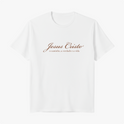 Camiseta com estampa frontal de "Jesus Cristo" em fonte cursiva, seguida da frase "o caminho, a verdade e a vida" em estilo tipográfico discreto.