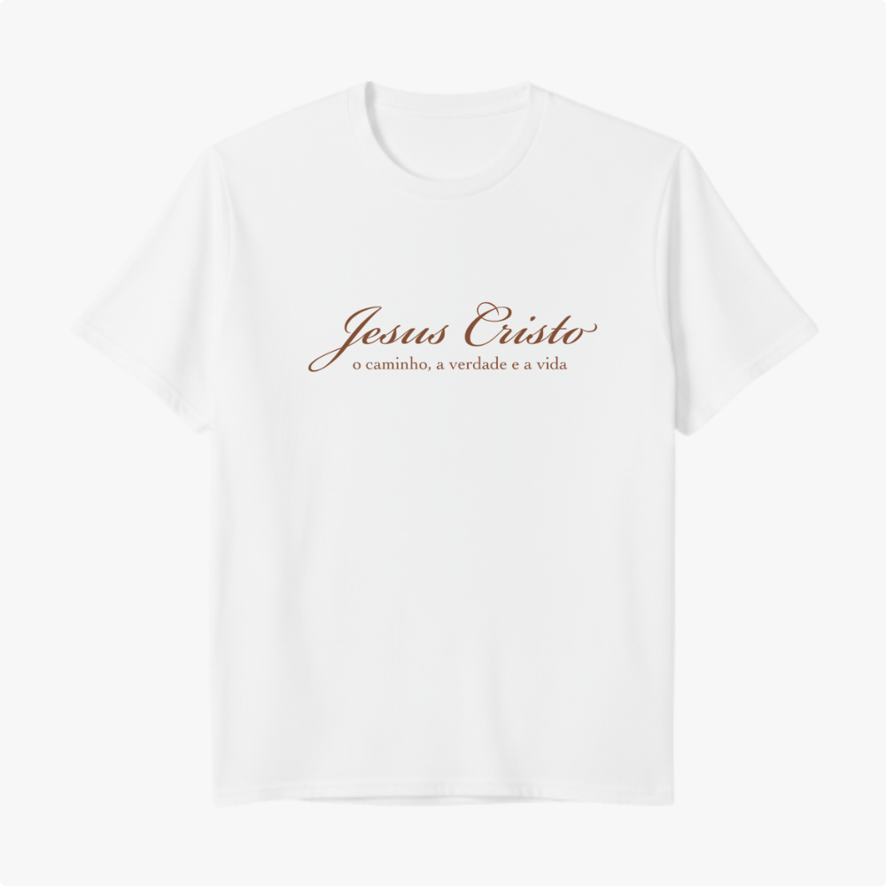 Camiseta com estampa frontal de "Jesus Cristo" em fonte cursiva, seguida da frase "o caminho, a verdade e a vida" em estilo tipográfico discreto.